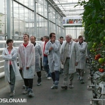 Grupa zwiedzających w szklarni, w której uprawiana jest m.in. Brightina F1, fot. 1-8 AW